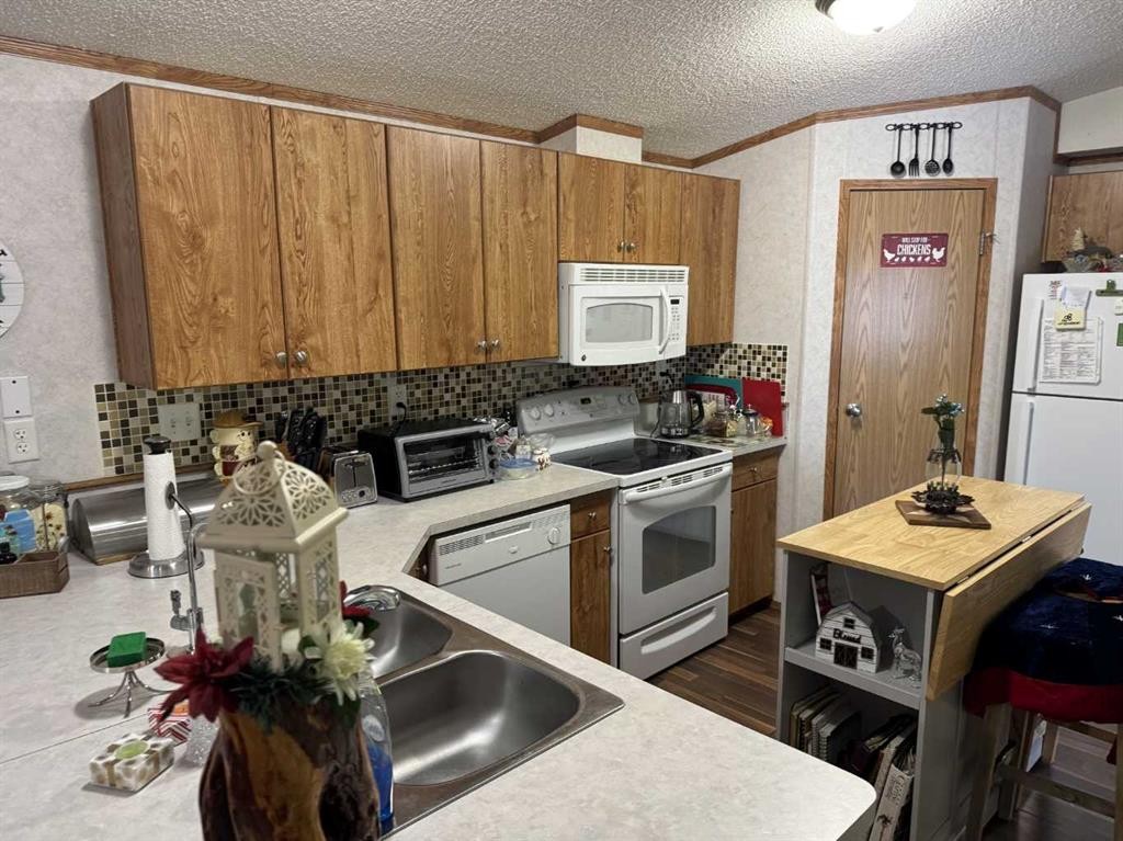 5037 50 Avenue, Edgerton, AB - Indoor Photo Showing Kitchen With Double Sink