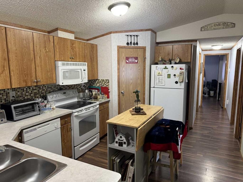 5037 50 Avenue, Edgerton, AB - Indoor Photo Showing Kitchen With Double Sink