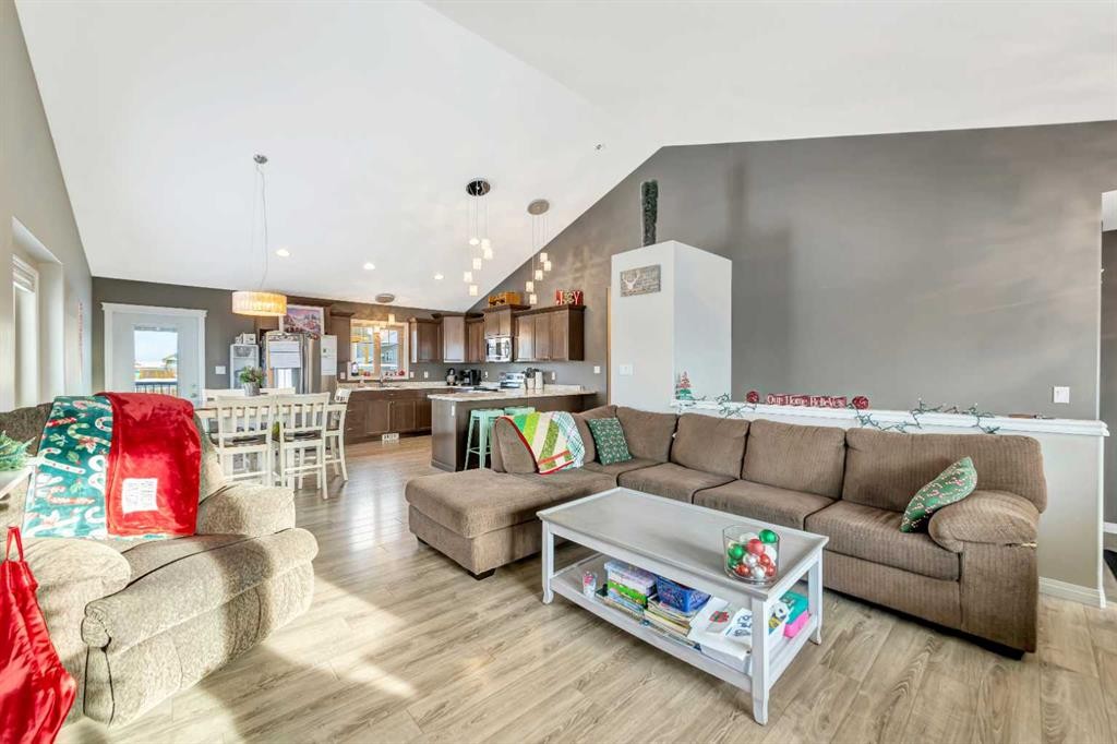 7312 35 Street, Lloydminster, AB - Indoor Photo Showing Living Room