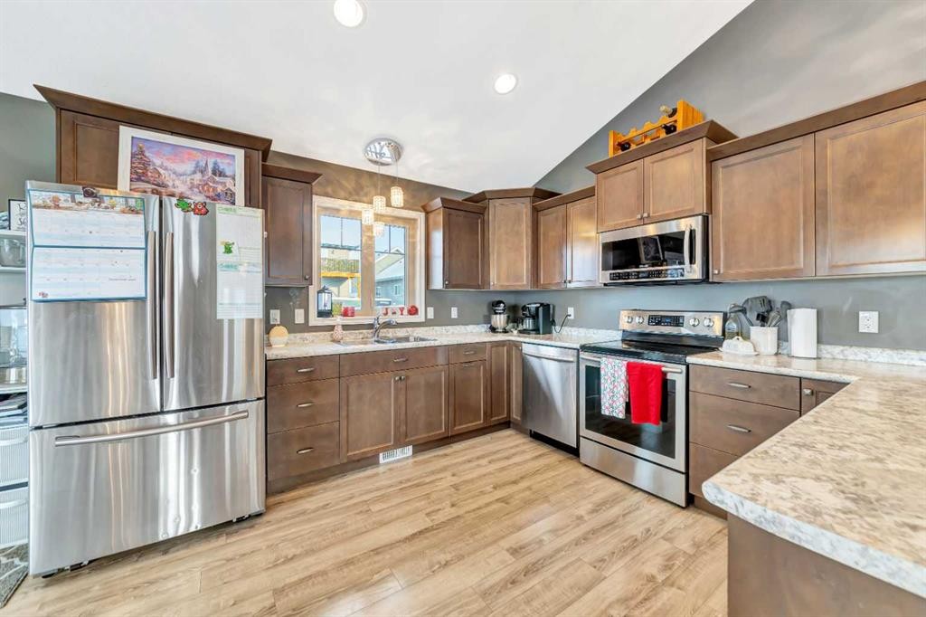 7312 35 Street, Lloydminster, AB - Indoor Photo Showing Kitchen
