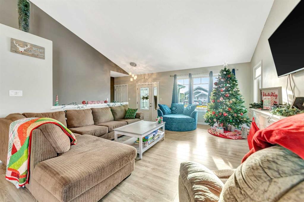 7312 35 Street, Lloydminster, AB - Indoor Photo Showing Living Room