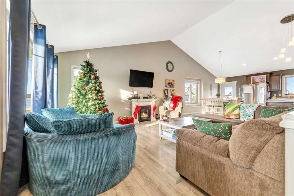 7312 35 Street, Lloydminster, AB - Indoor Photo Showing Living Room
