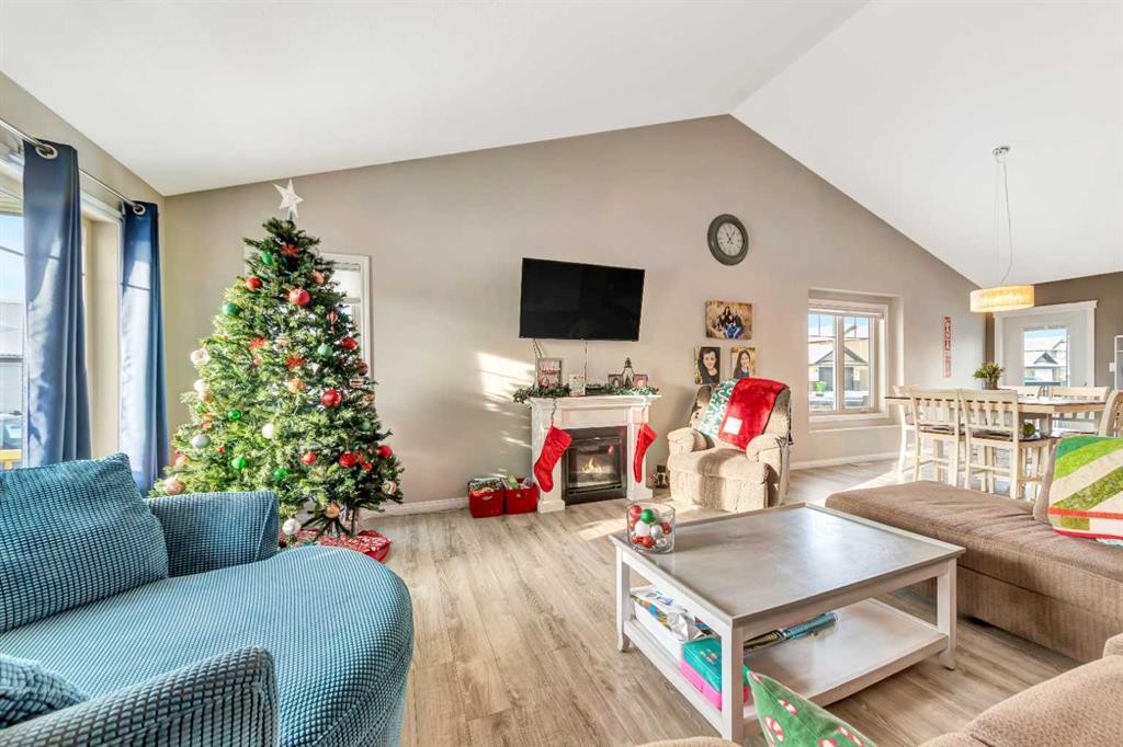 7312 35 Street, Lloydminster, AB - Indoor Photo Showing Living Room