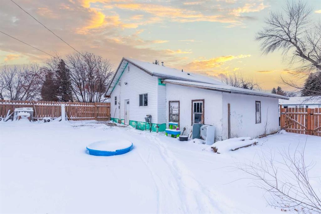 21 1 Street West, Neilburg, SK - Outdoor