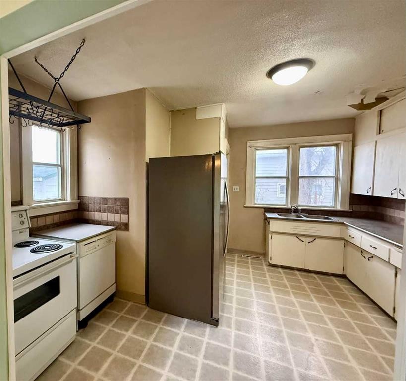 5115 46 Street, Provost, AB - Indoor Photo Showing Kitchen With Double Sink