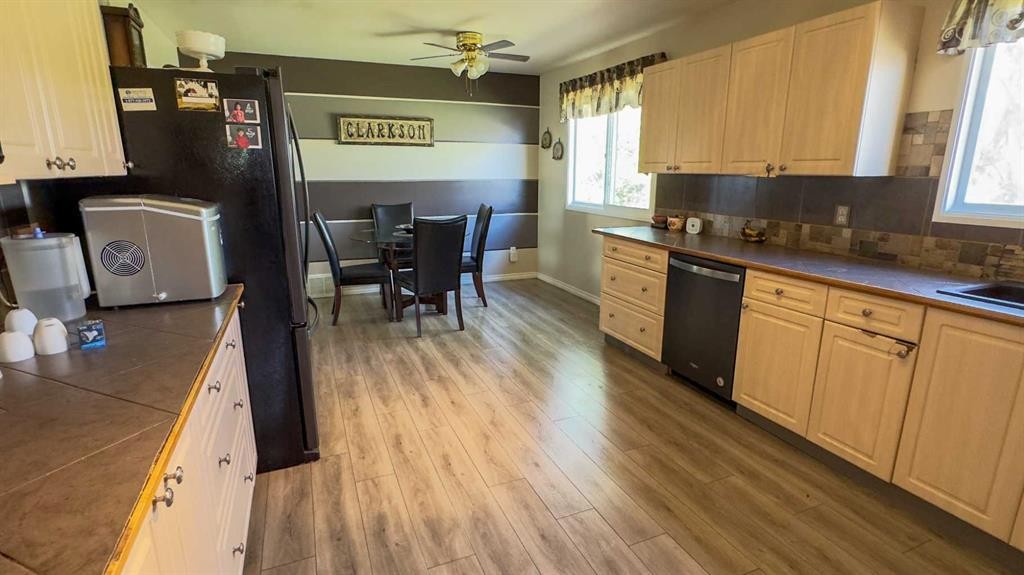 43365 Hwy 881, Hardisty, AB - Indoor Photo Showing Kitchen With Double Sink