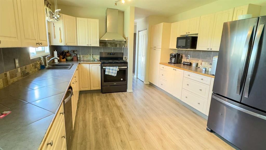 43365 Hwy 881, Hardisty, AB - Indoor Photo Showing Kitchen With Double Sink
