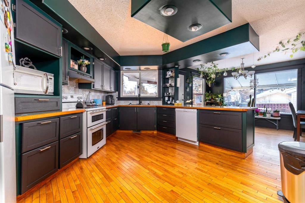 5317 49 Street, Lloydminster, AB - Indoor Photo Showing Kitchen