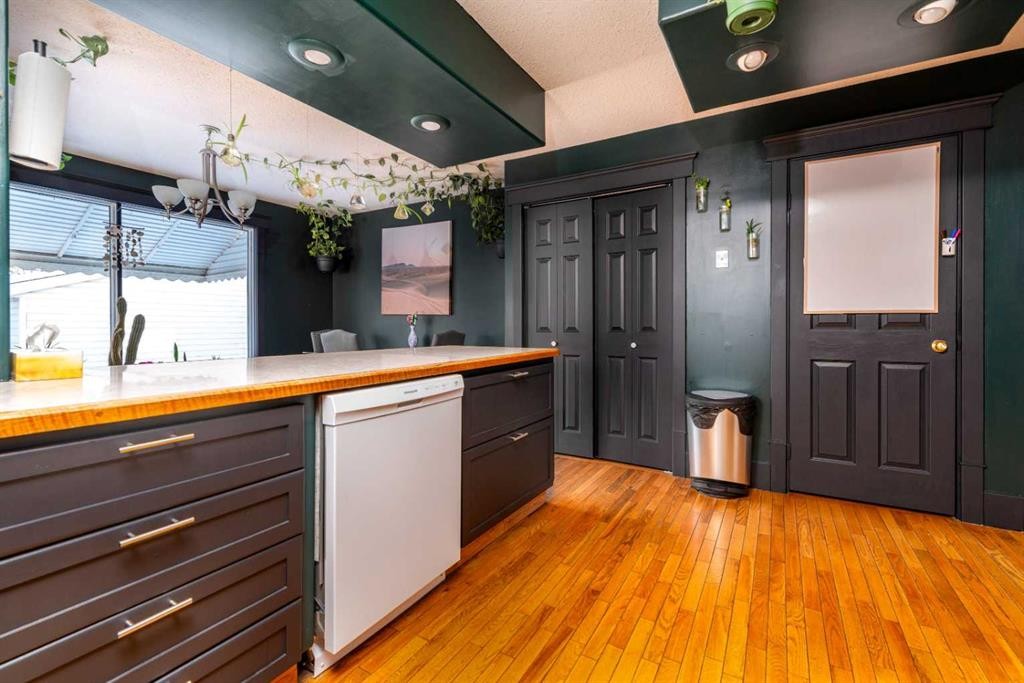 5317 49 Street, Lloydminster, AB - Indoor Photo Showing Kitchen