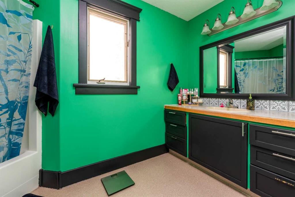 5317 49 Street, Lloydminster, AB - Indoor Photo Showing Bathroom