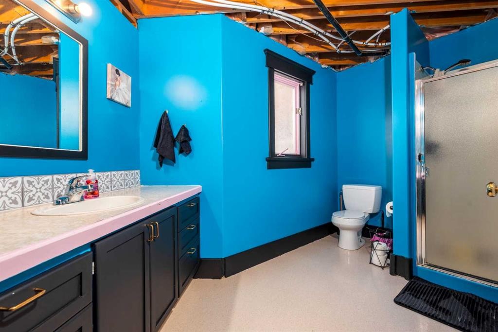 5317 49 Street, Lloydminster, AB - Indoor Photo Showing Bathroom