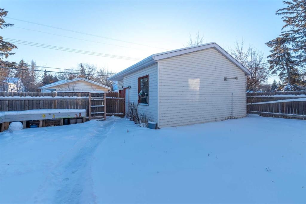 5317 49 Street, Lloydminster, AB - Outdoor