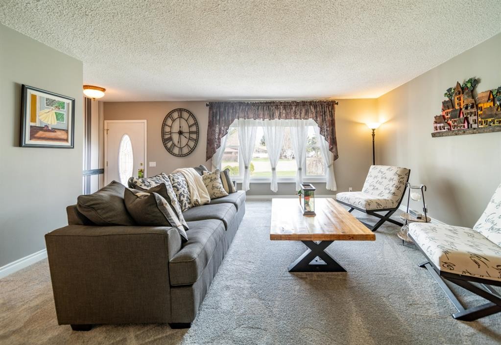 517 2 Street Crescent, Wainwright, AB - Indoor Photo Showing Living Room
