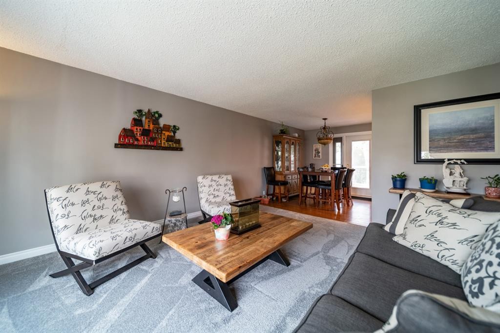 517 2 Street Crescent, Wainwright, AB - Indoor Photo Showing Living Room