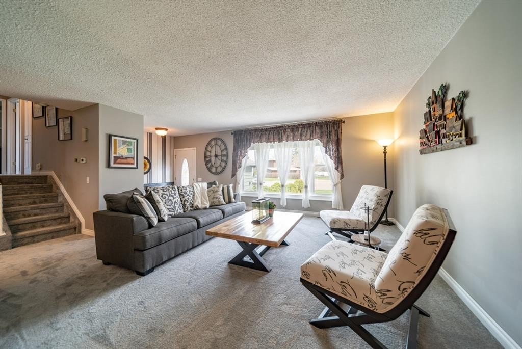 517 2 Street Crescent, Wainwright, AB - Indoor Photo Showing Living Room