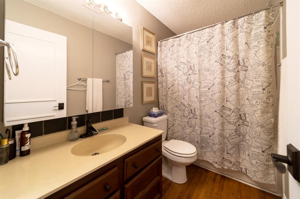 517 2 Street Crescent, Wainwright, AB - Indoor Photo Showing Bathroom