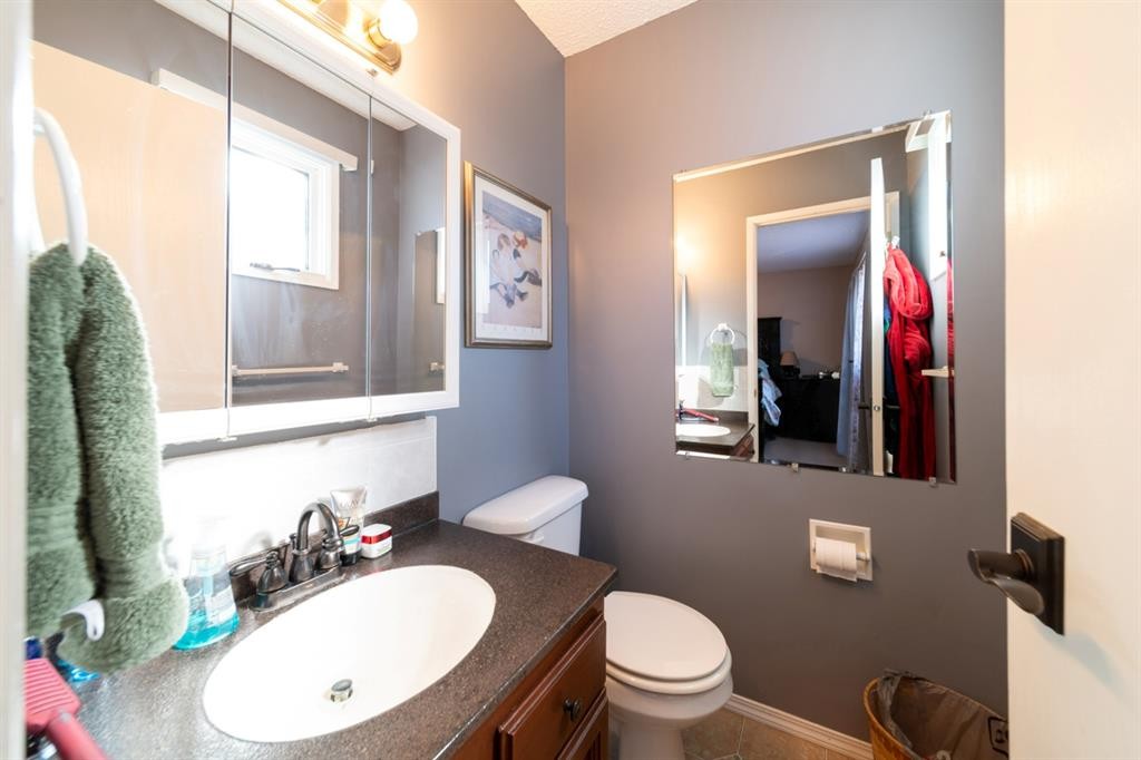 517 2 Street Crescent, Wainwright, AB - Indoor Photo Showing Bathroom