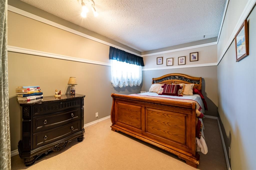 517 2 Street Crescent, Wainwright, AB - Indoor Photo Showing Bedroom