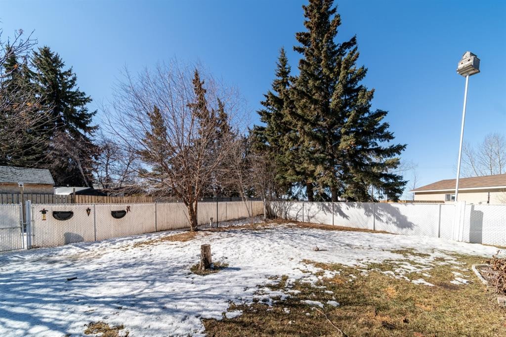 517 2 Street Crescent, Wainwright, AB - Outdoor
