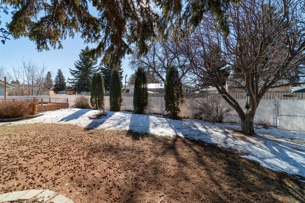 517 2 Street Crescent, Wainwright, AB - Outdoor