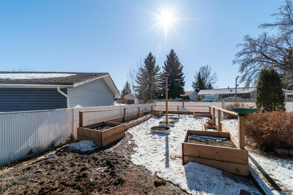 517 2 Street Crescent, Wainwright, AB - Outdoor