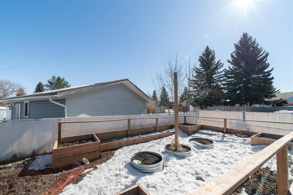 517 2 Street Crescent, Wainwright, AB - Outdoor
