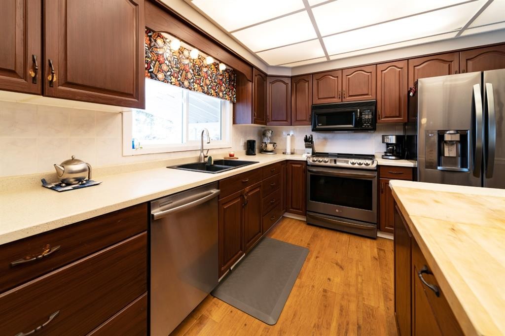517 2 Street Crescent, Wainwright, AB - Indoor Photo Showing Kitchen With Double Sink