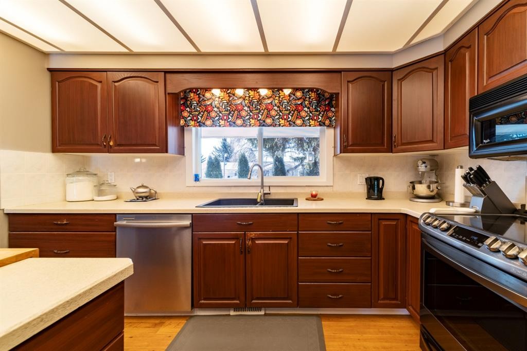 517 2 Street Crescent, Wainwright, AB - Indoor Photo Showing Kitchen
