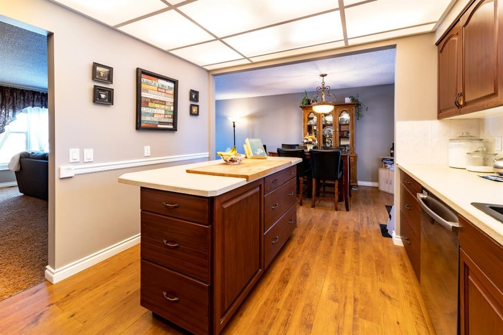 517 2 Street Crescent, Wainwright, AB - Indoor Photo Showing Kitchen With Double Sink