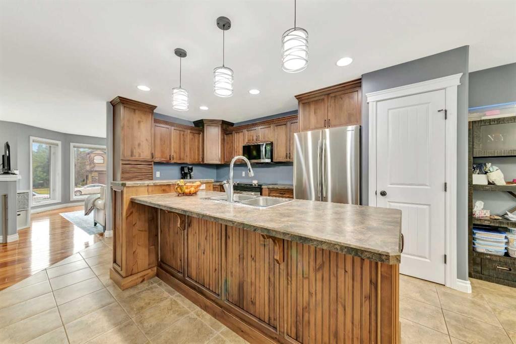 1607 54 Avenue Close, Lloydminster, AB - Indoor Photo Showing Kitchen With Double Sink