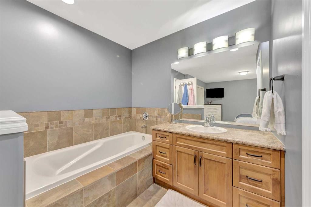 1607 54 Avenue Close, Lloydminster, AB - Indoor Photo Showing Bathroom
