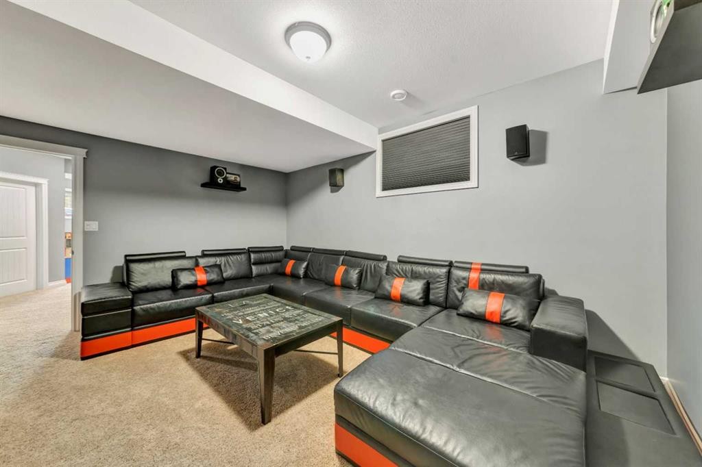 1607 54 Avenue Close, Lloydminster, AB - Indoor Photo Showing Living Room