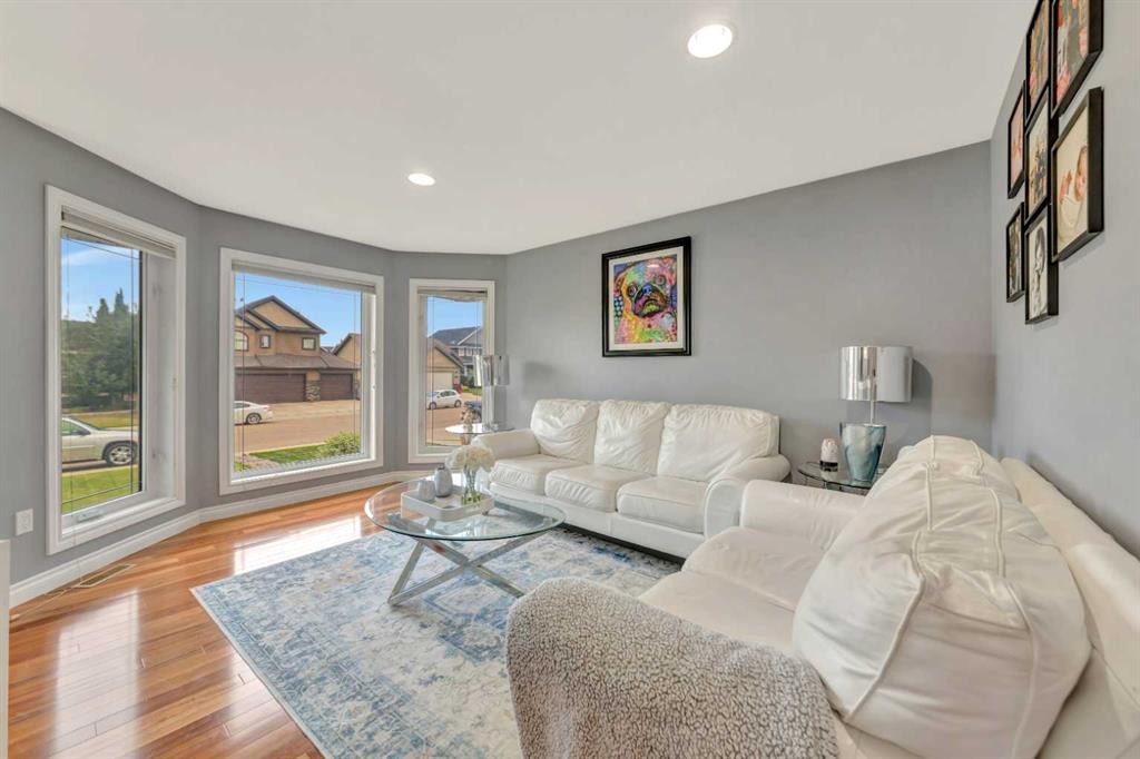 1607 54 Avenue Close, Lloydminster, AB - Indoor Photo Showing Living Room