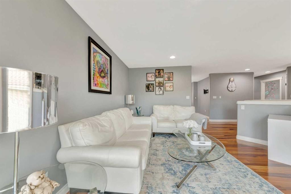 1607 54 Avenue Close, Lloydminster, AB - Indoor Photo Showing Living Room