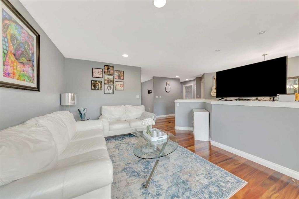 1607 54 Avenue Close, Lloydminster, AB - Indoor Photo Showing Living Room