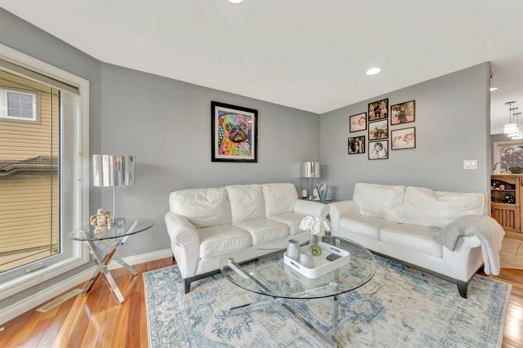 1607 54 Avenue Close, Lloydminster, AB - Indoor Photo Showing Living Room