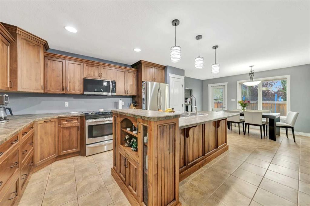 1607 54 Avenue Close, Lloydminster, AB - Indoor Photo Showing Kitchen With Upgraded Kitchen