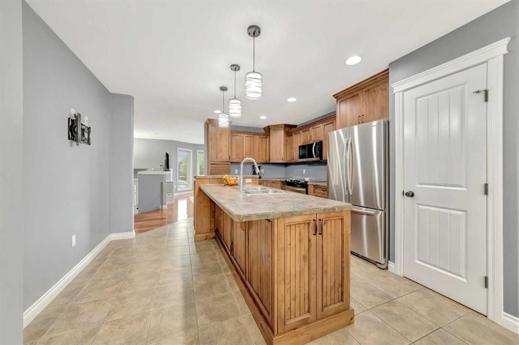 1607 54 Avenue Close, Lloydminster, AB - Indoor Photo Showing Kitchen With Double Sink