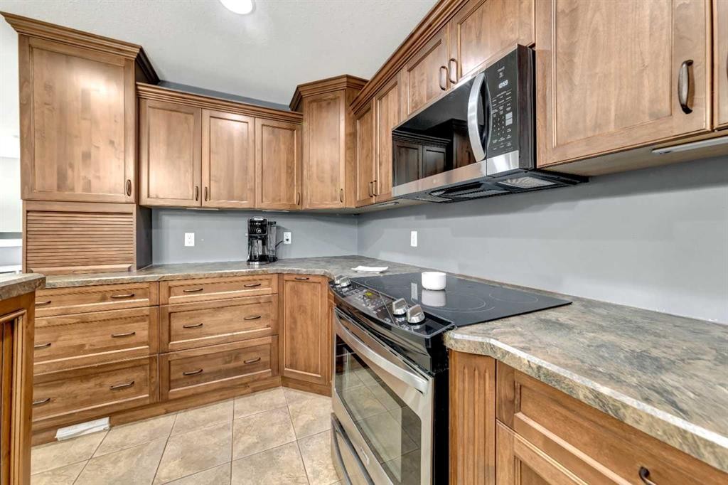 1607 54 Avenue Close, Lloydminster, AB - Indoor Photo Showing Kitchen