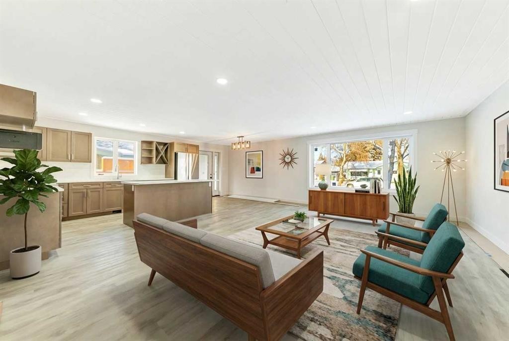 4703 37 Street, Lloydminster, SK - Indoor Photo Showing Living Room