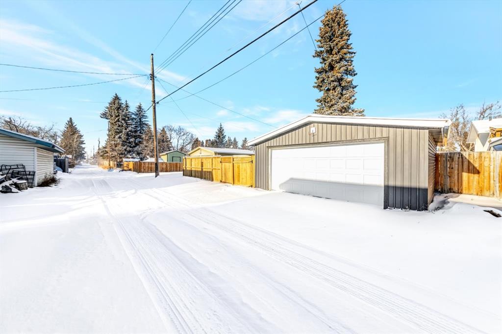 4703 37 Street, Lloydminster, SK - Outdoor