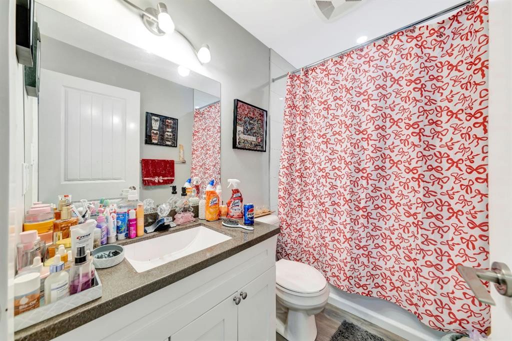5320 50 Street, Lloydminster, AB - Indoor Photo Showing Bathroom