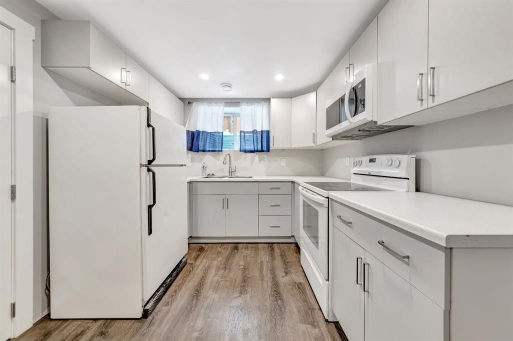 5320 50 Street, Lloydminster, AB - Indoor Photo Showing Kitchen