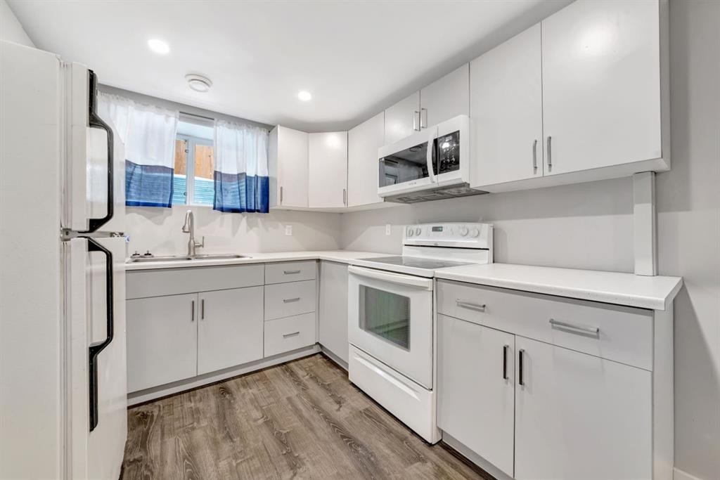 5320 50 Street, Lloydminster, AB - Indoor Photo Showing Kitchen