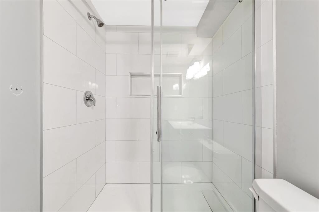 5320 50 Street, Lloydminster, AB - Indoor Photo Showing Bathroom