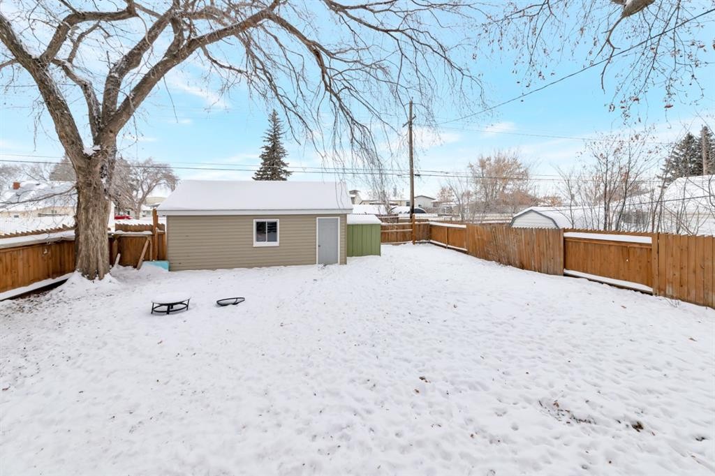 5320 50 Street, Lloydminster, AB - Outdoor