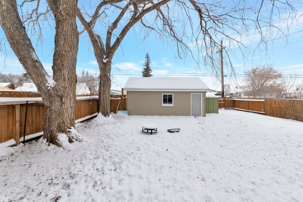 5320 50 Street, Lloydminster, AB - Outdoor