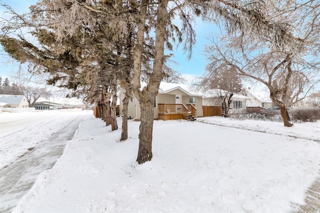 5320 50 Street, Lloydminster, AB - Outdoor