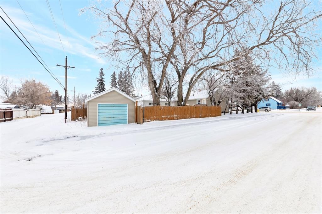 5320 50 Street, Lloydminster, AB - Outdoor