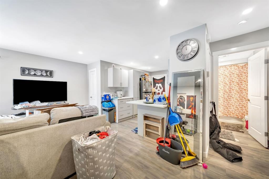 5320 50 Street, Lloydminster, AB - Indoor